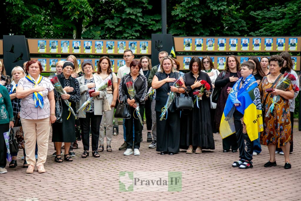 Вшанування пам'яті загиблих, люди з квітами.