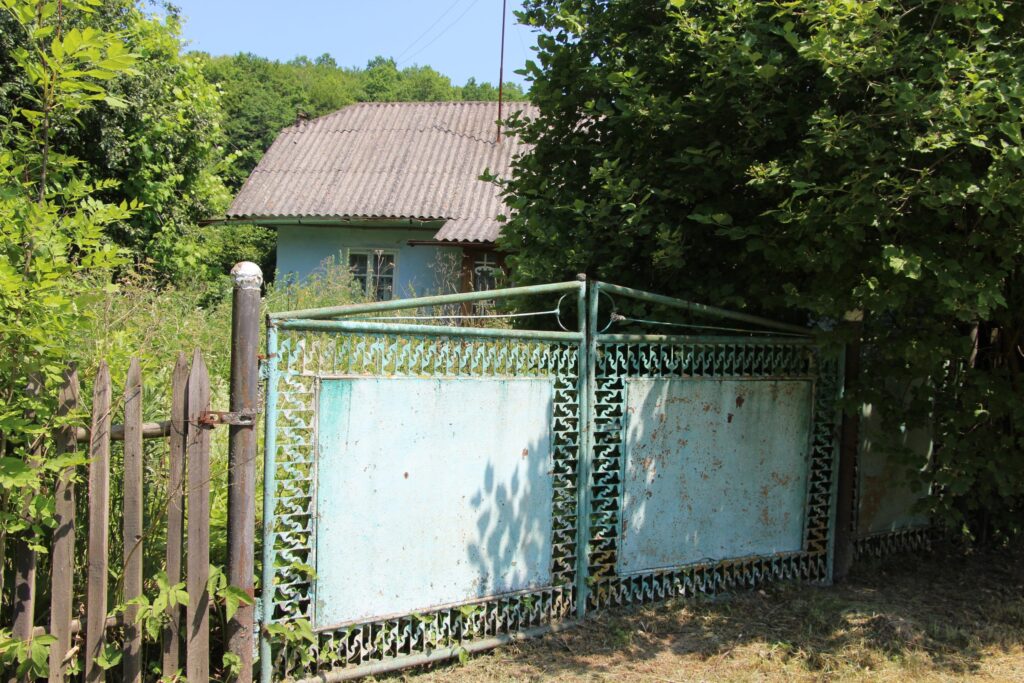 Сільський будинок і зелена огорожа