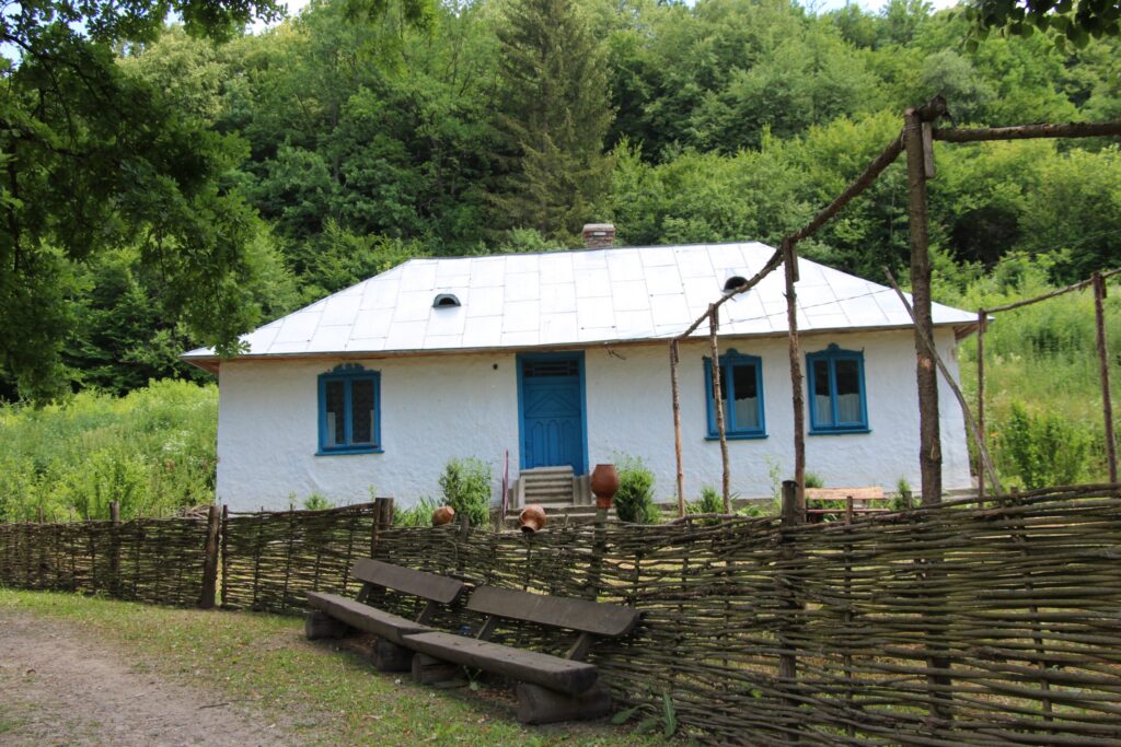 Традиційна українська хата в лісі