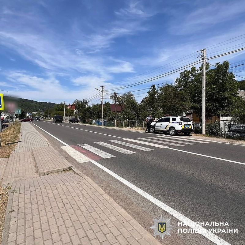 Дорога зі службовим автомобілем поліції України