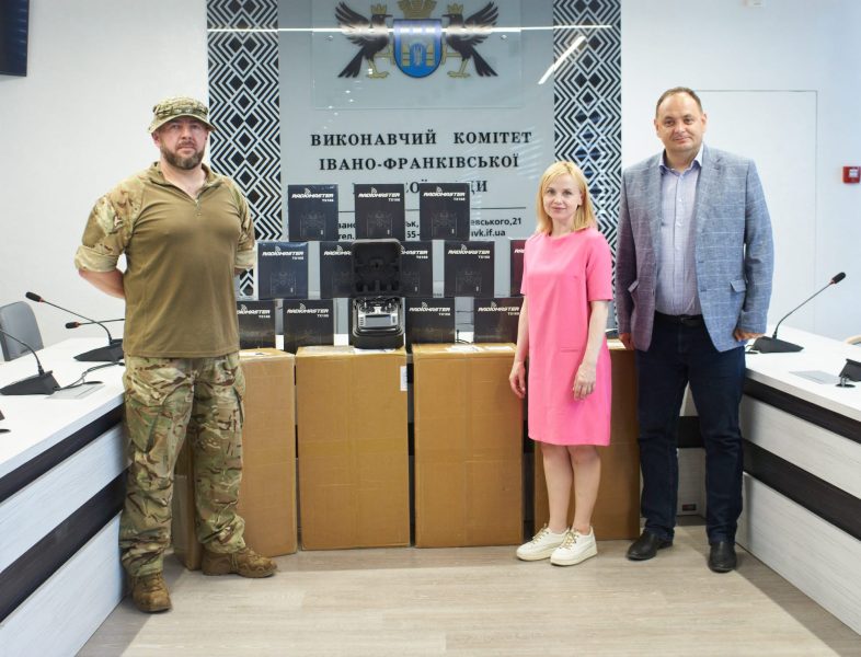 З Івано-Франківська на фронт передали пульти для управління дронами
