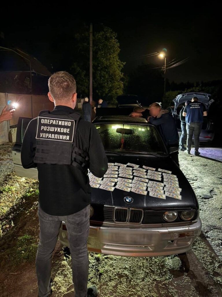 Оперативники проводять огляд автомобіля з валютою