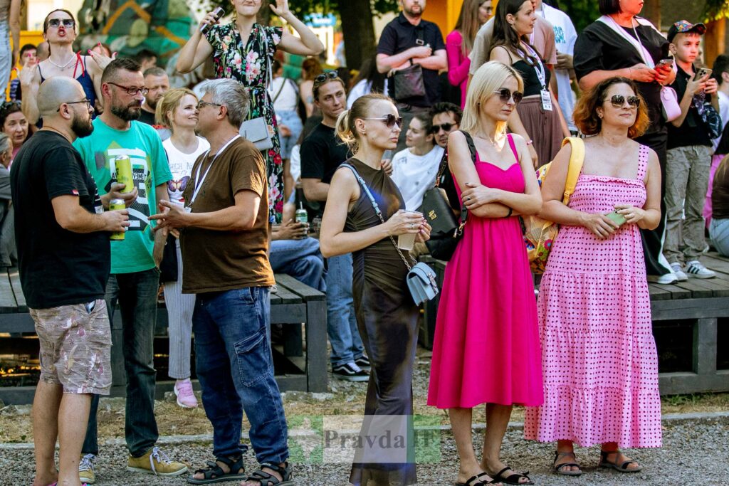 Група людей на літньому заході