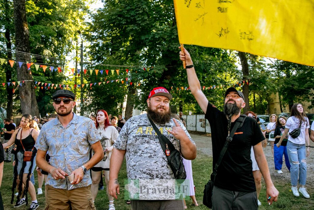 Люди на фестивалі із жовтим прапором