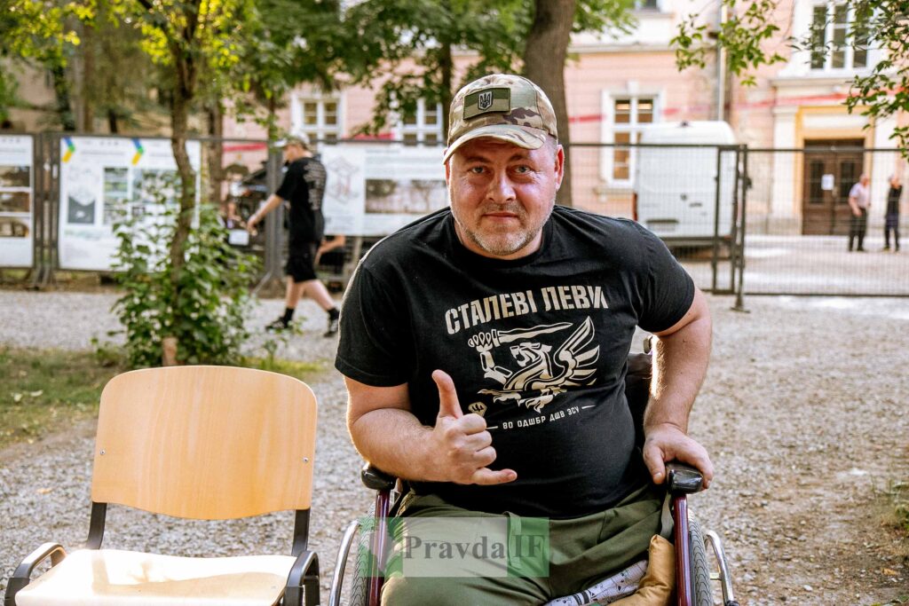Чоловік в інвалідному візку в парку