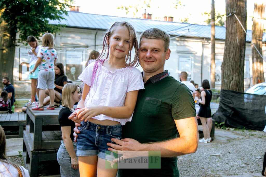 Люди на відкритому заході в парку