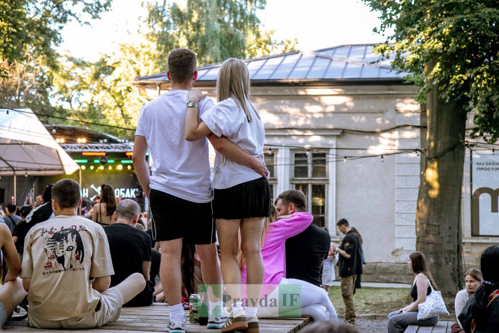 Люди насолоджуються концертом на відкритому повітрі.