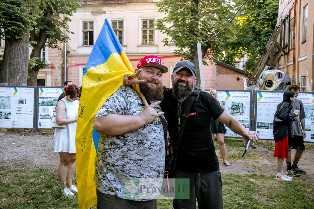 Двоє чоловіків з українським прапором на вулиці