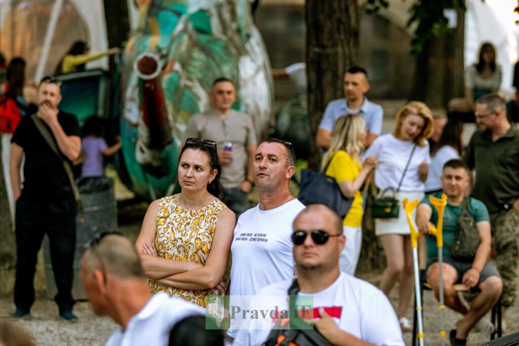 Люди на заході в парку
