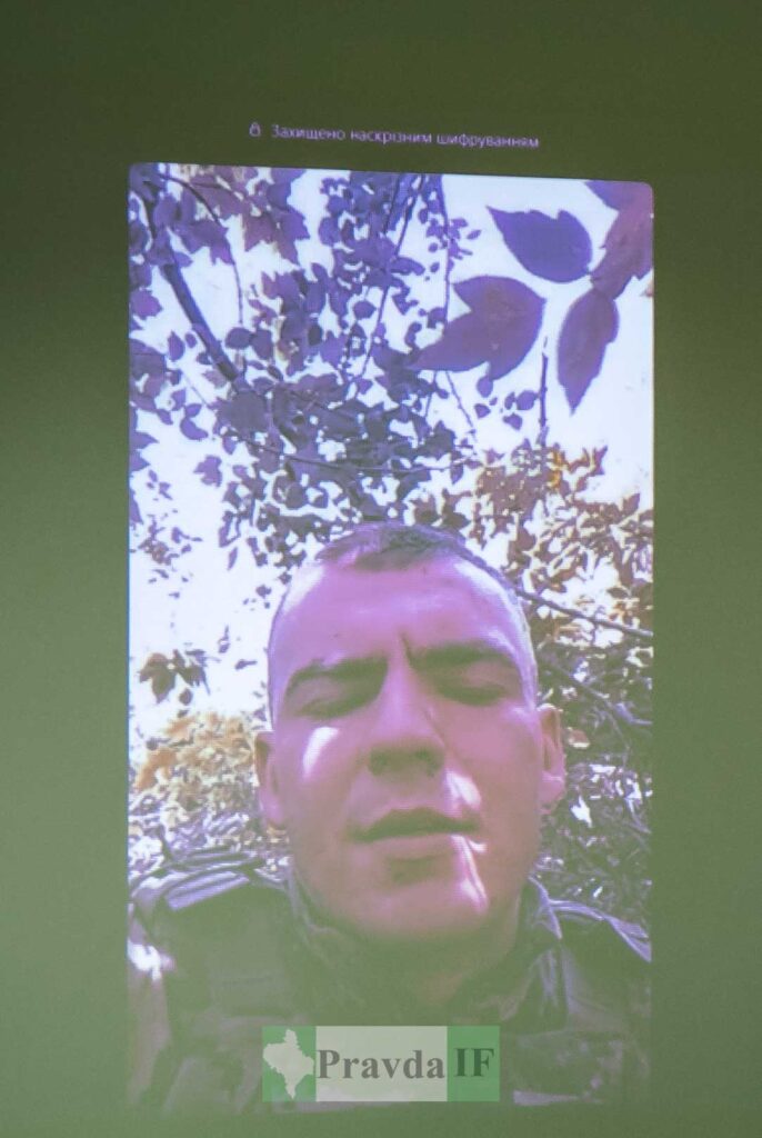 Чоловік в камуфляжі на тлі дерев
