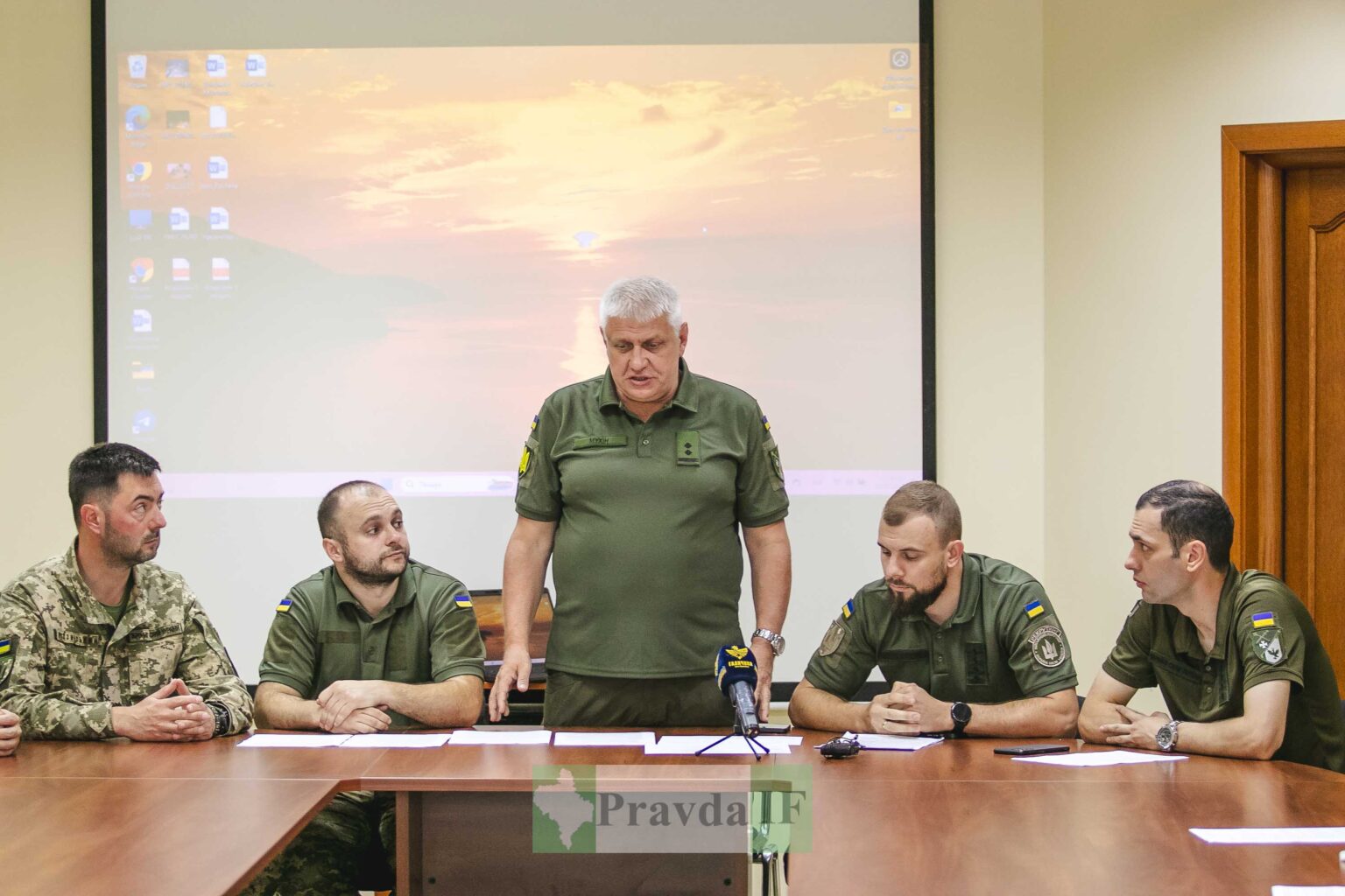 Військові на нараді з доповіддю