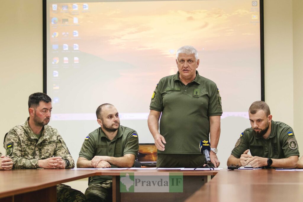 Військові на нараді в офісі перед проєктором.
