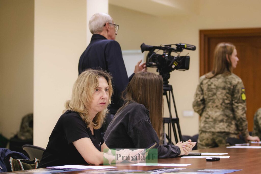 Жінка на зустрічі, військова форма, камера