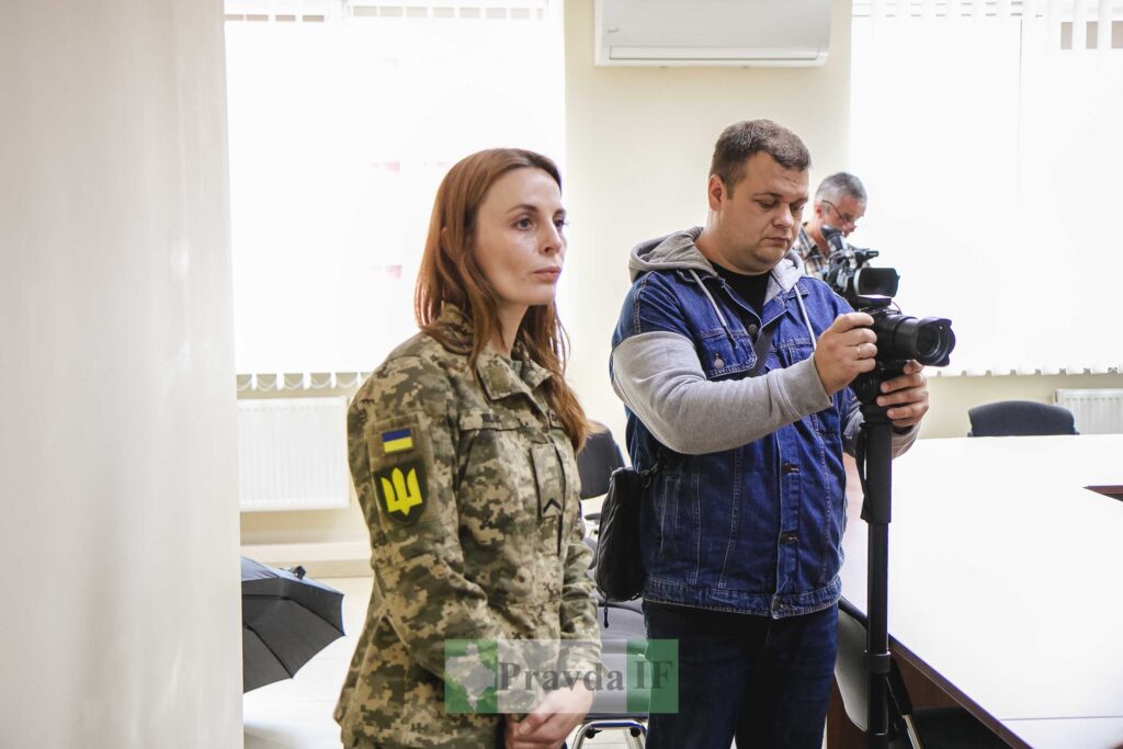 Військовослужбовиця та фотограф у приміщенні