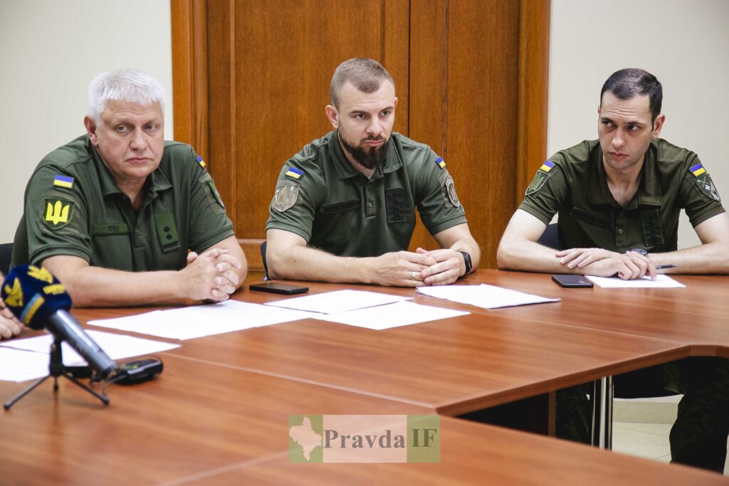 Офіцери на зустрічі в українському військовому офісі
