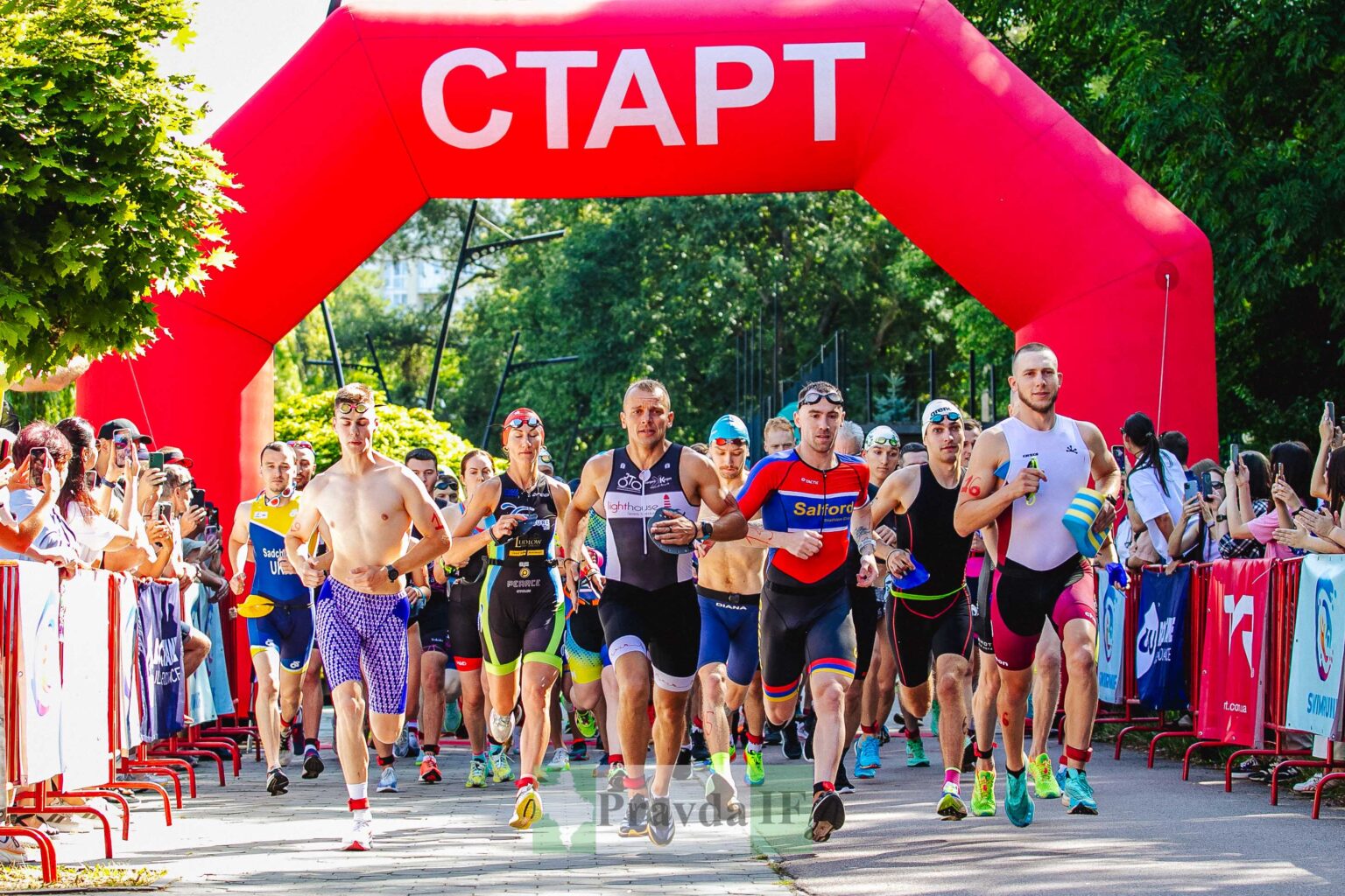 "SwimRun 2025": в Івано-Франківську відбулося змагання з плавання та бігу ФОТОРЕПОРТАЖ