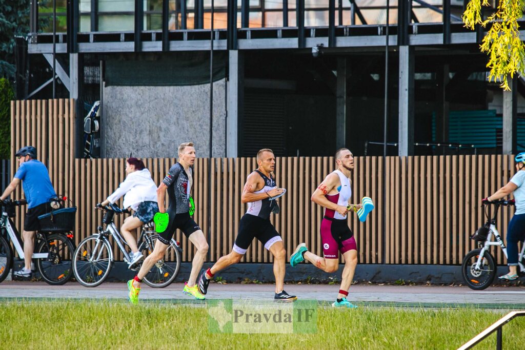 Бігуни та велосипедисти на спортивному маршруті