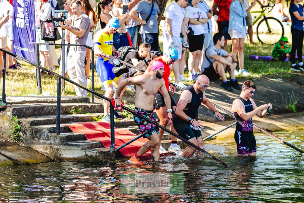 Спортсмени входять у воду під час тріатлону