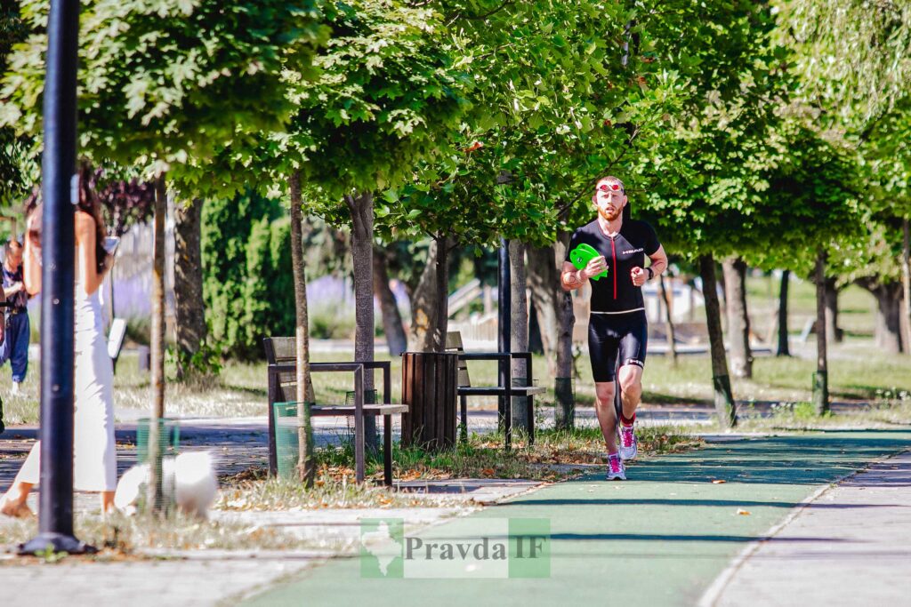 Чоловік біжить парком в спортивному одязі