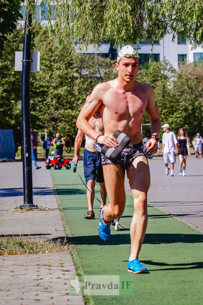 Чоловік бігає в парку в спекотний день