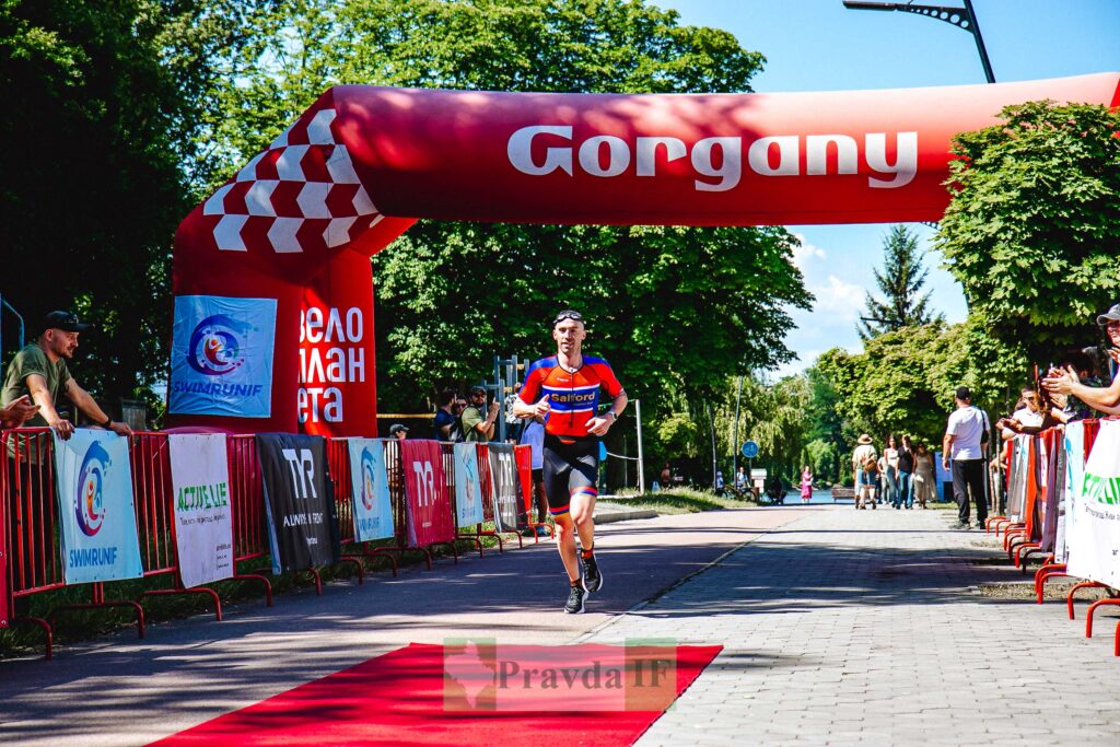Спортсмен фінішує на велогонці під аркою Gorgany.