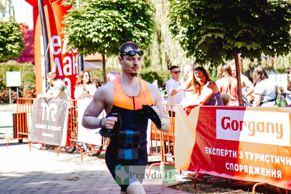Біжун на марафоні з вболівальниками поруч