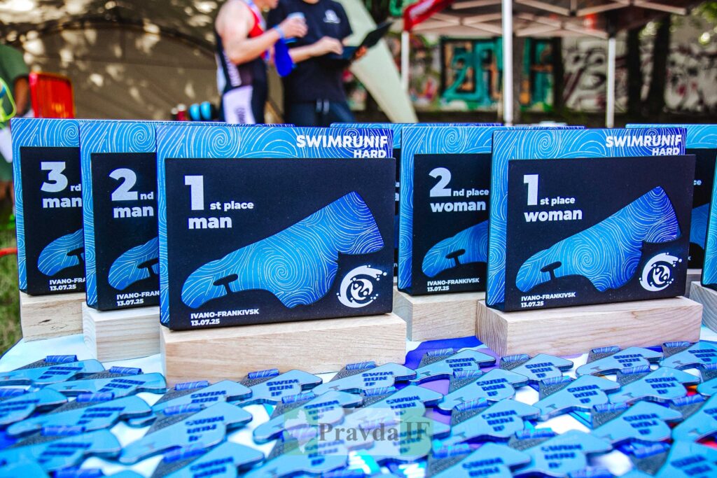Нагороди за перші місця у змаганні SwimRunIvano