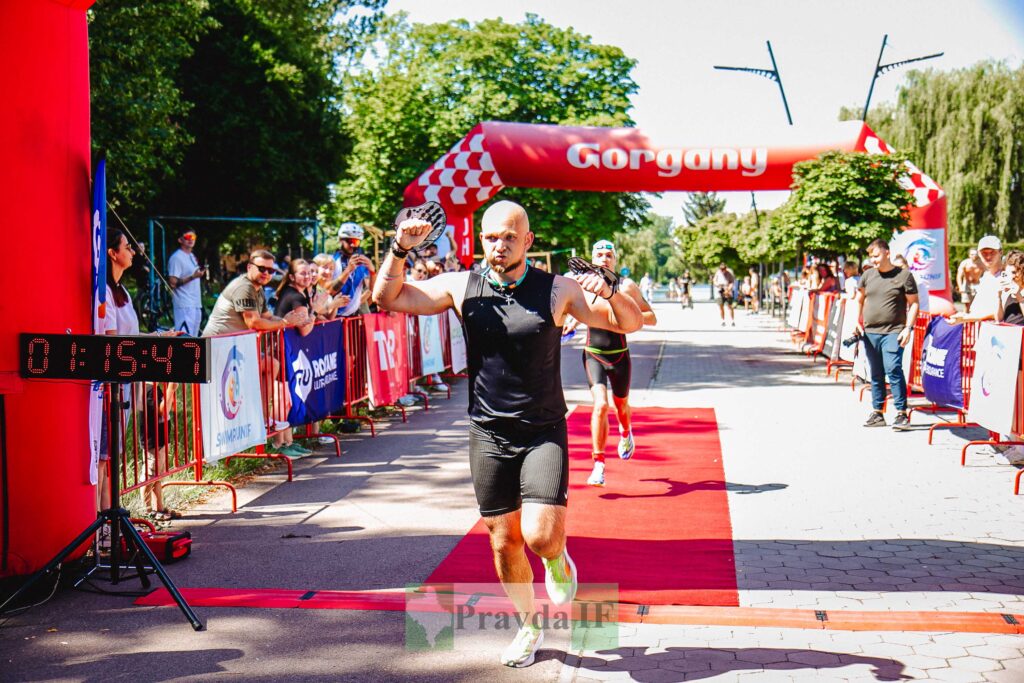 Спортсмени фінішують на червоній доріжці марафону.