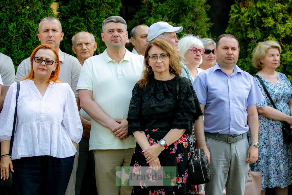 Група людей на заході, зелена рослинність на фоні.