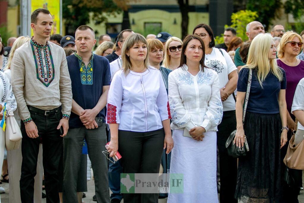 Люди у вишиванках на вуличному заході.