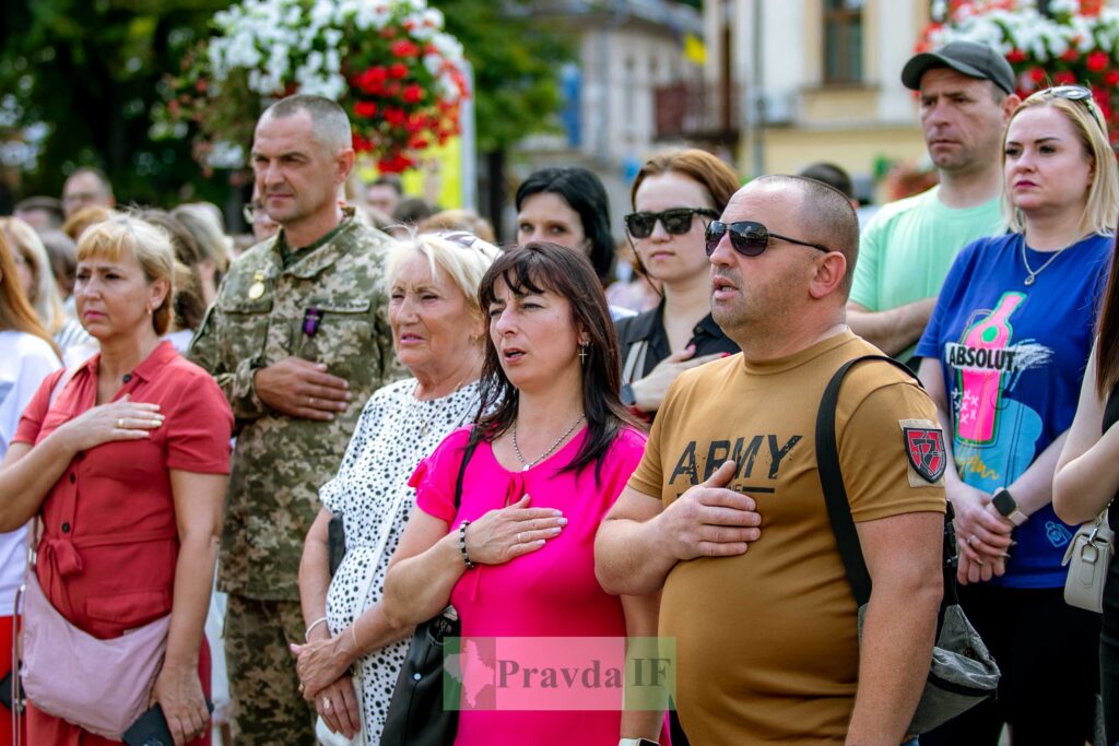 Група людей на вулиці з рук на серцях.