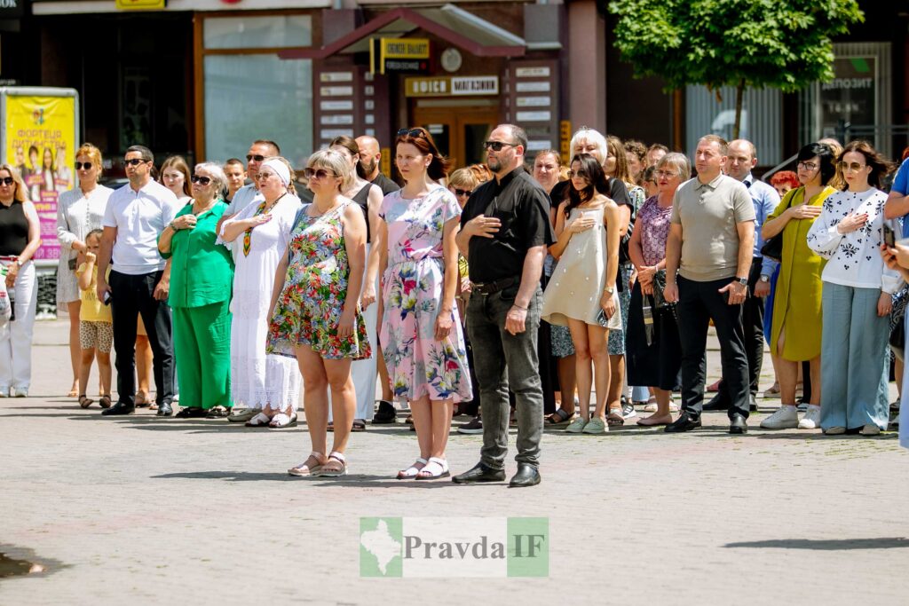Люди на урочистій події на вулиці міста.