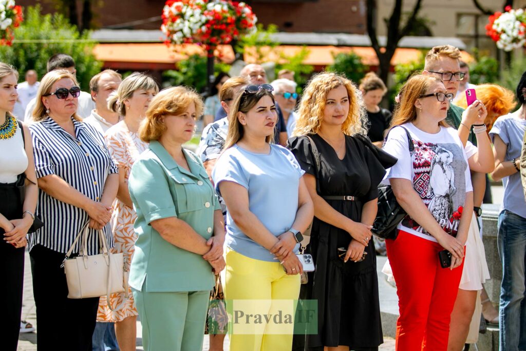 Група людей на вулиці влітку