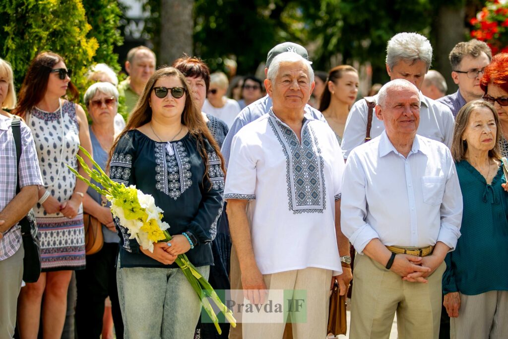 Люди у вишиванках на вулиці в сонячний день.