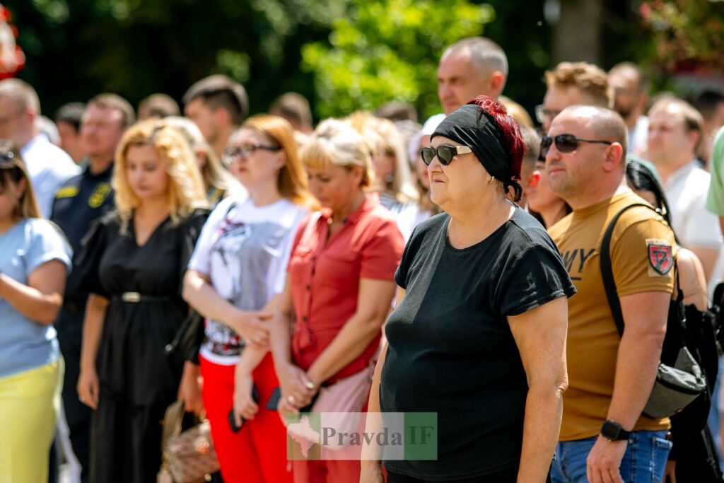 Люди на вулиці під час заходу в Україні.