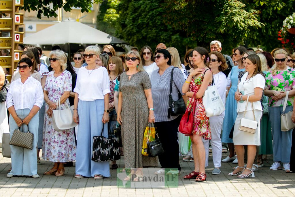 Група людей на вулиці під деревами