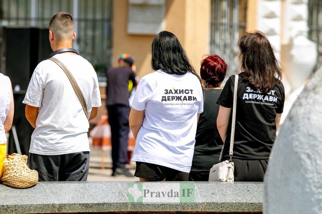 Люди в футболках, на яких написано 'Захист держави'.