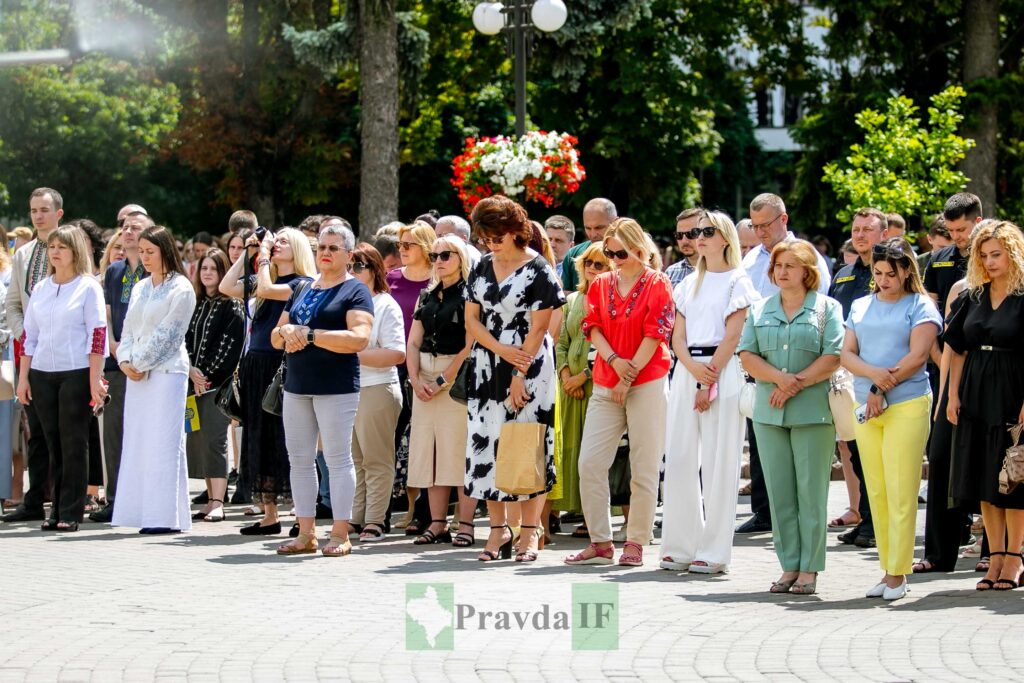 Люди на відкритому повітрі під час заходу