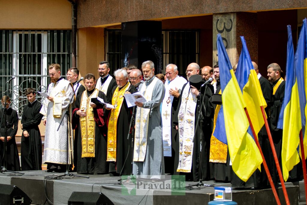 Церковна служба на вулиці з прапорами України