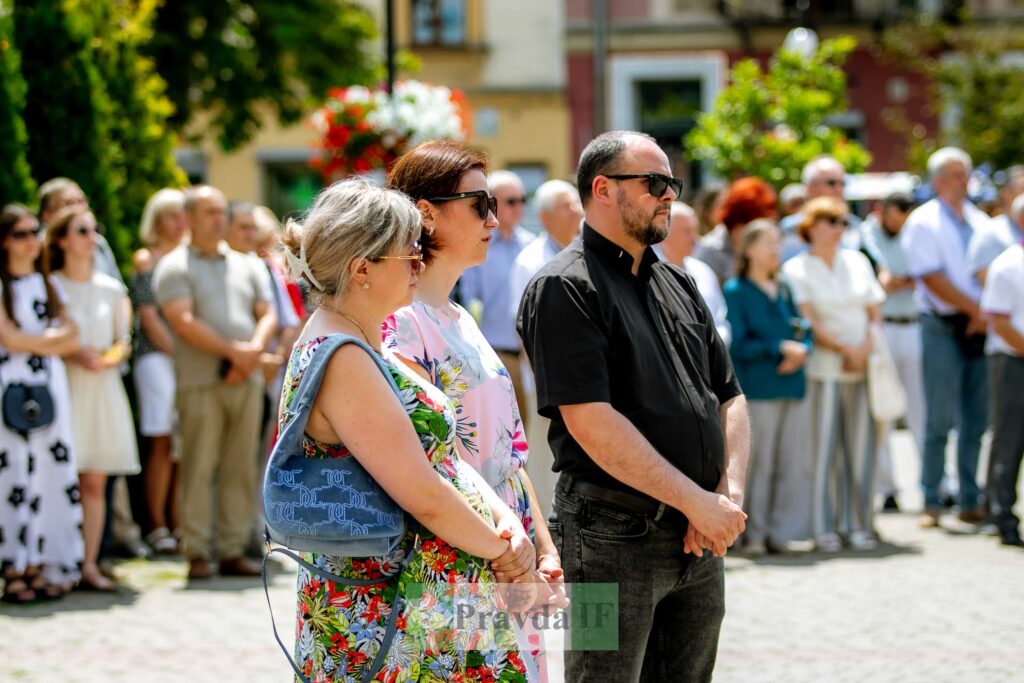 Люди на вулиці під час сонячного дня