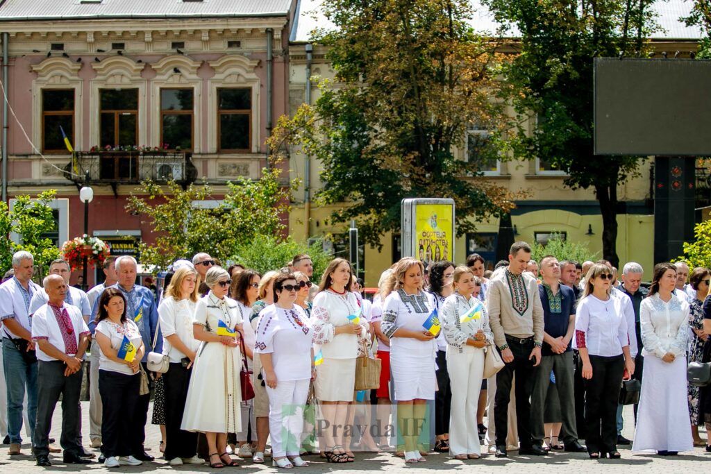 Люди у вишиванках під час вуличної події