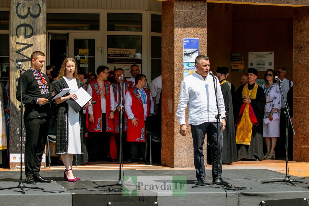 Виступ на відкритому повітрі перед мікрофонами.