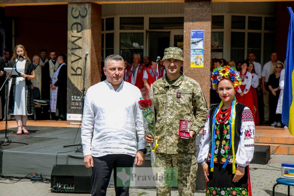 Вручення нагороди українському військовому на сцені.