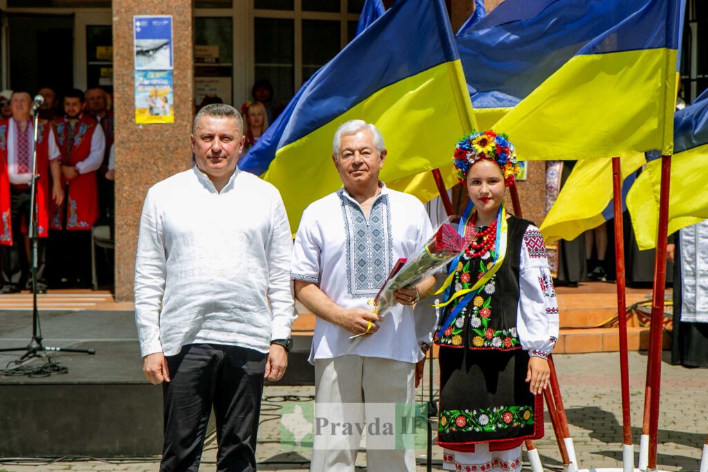 Люди в традиційному українському одязі на святі.