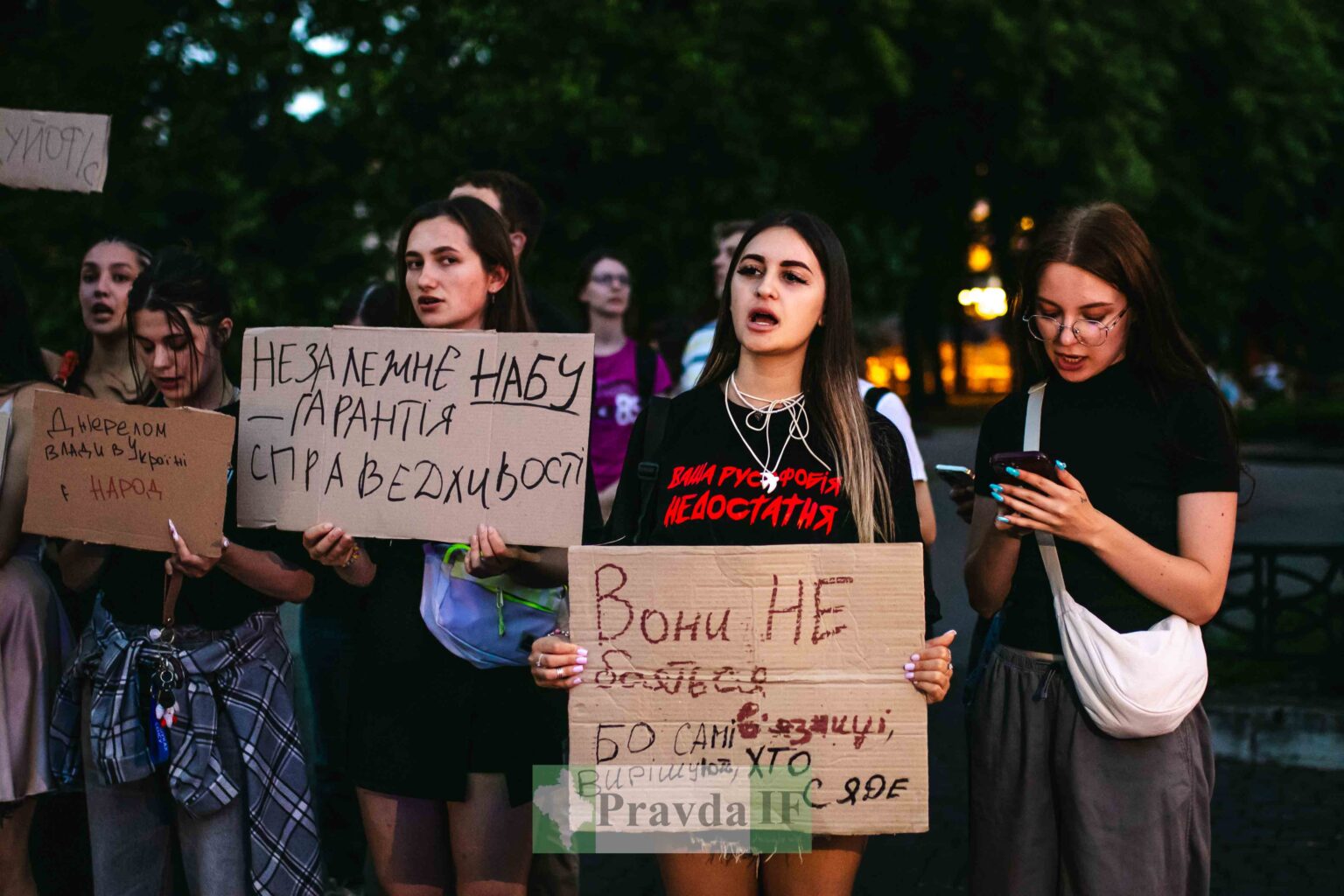 "Н@хуя мені система, що працює проти мене": Франківці вийшли на акцію проти законопроекту, який ліквідовує незалежність НАБУ та САП