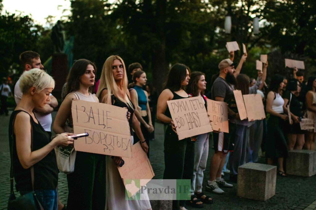 Протест із плакатами в міському парку