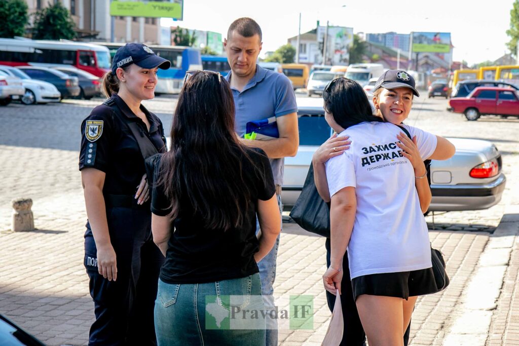 Поліцейські спілкуються з людьми на вулиці