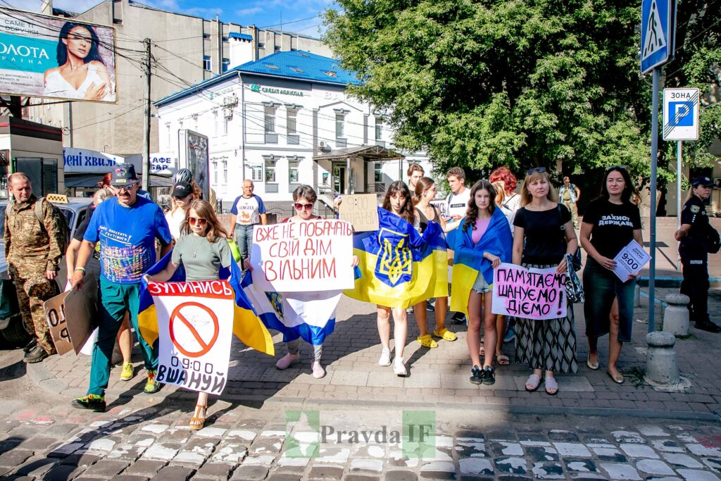 Протест зі знаками і прапорами України на вулиці