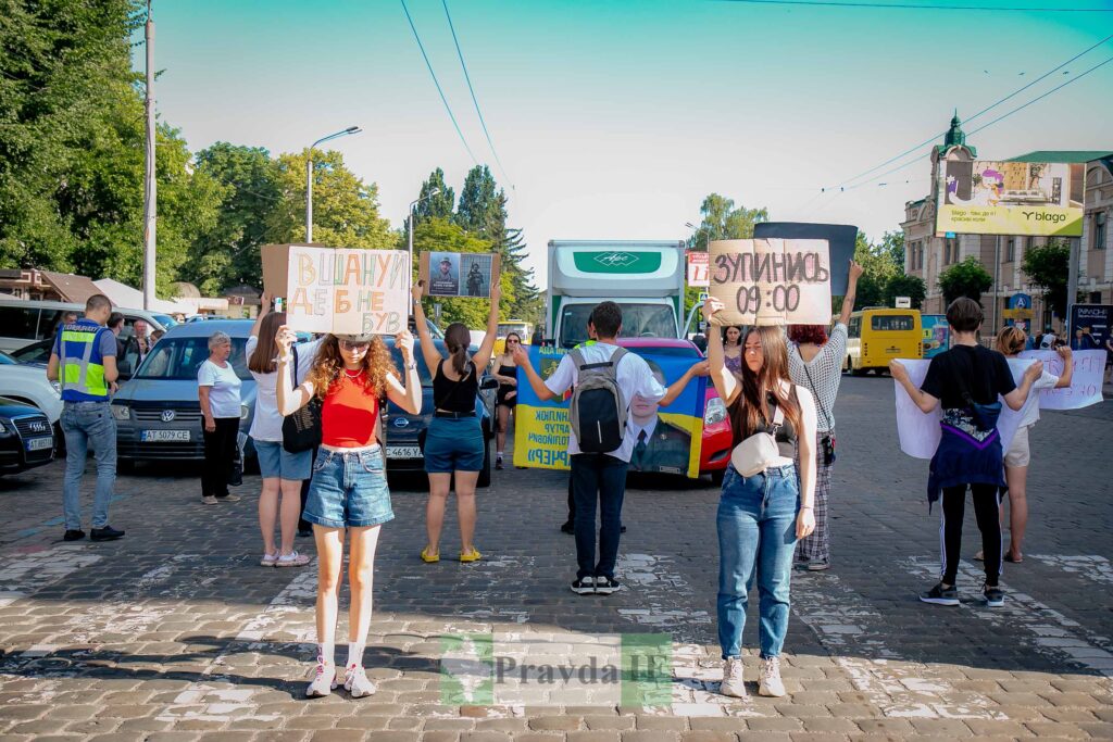 Акція протесту на вулиці з автомобілями та плакатами