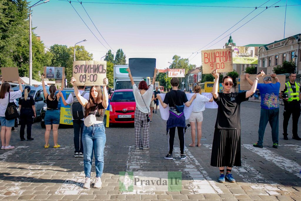 Люди з плакатами на вуличному протесті